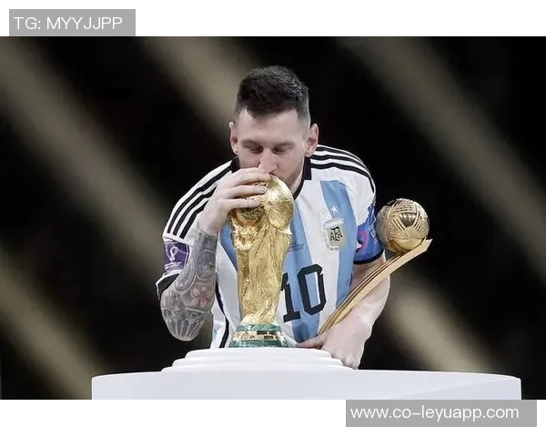 模特与梅西夫妇同框合影安东内拉T恤印梅西亲吻大力神杯瞬间